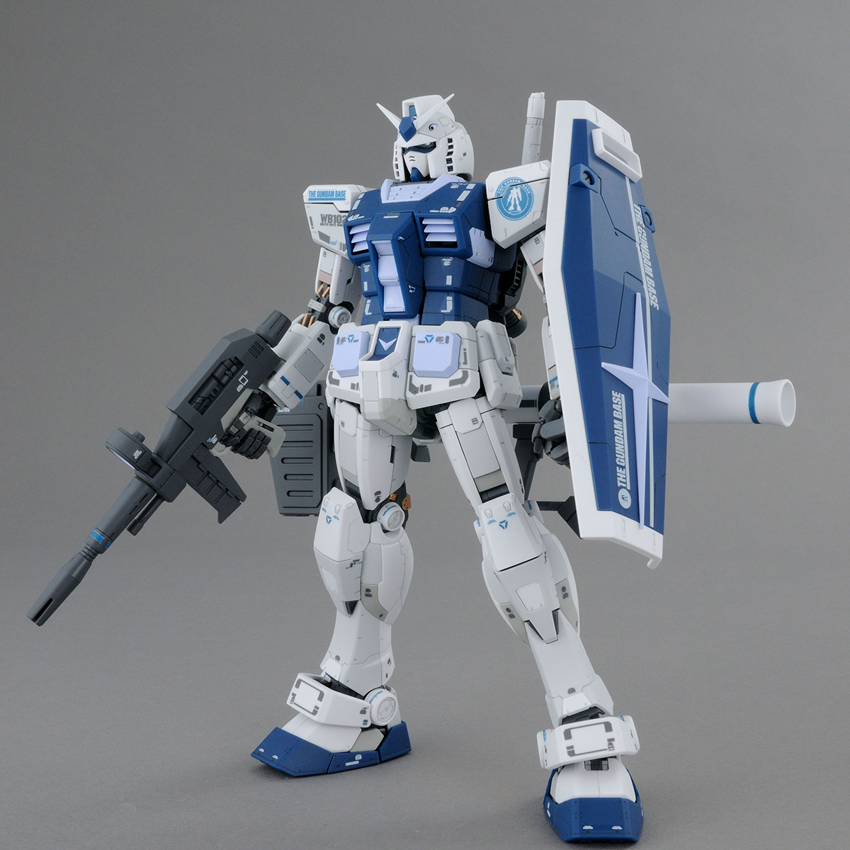 MG 1/100 THE GUNDAM BASE LIMITED RX-78-2 GUNDAM Ver.3.0 [THE GUNDAM BASE COLOR]