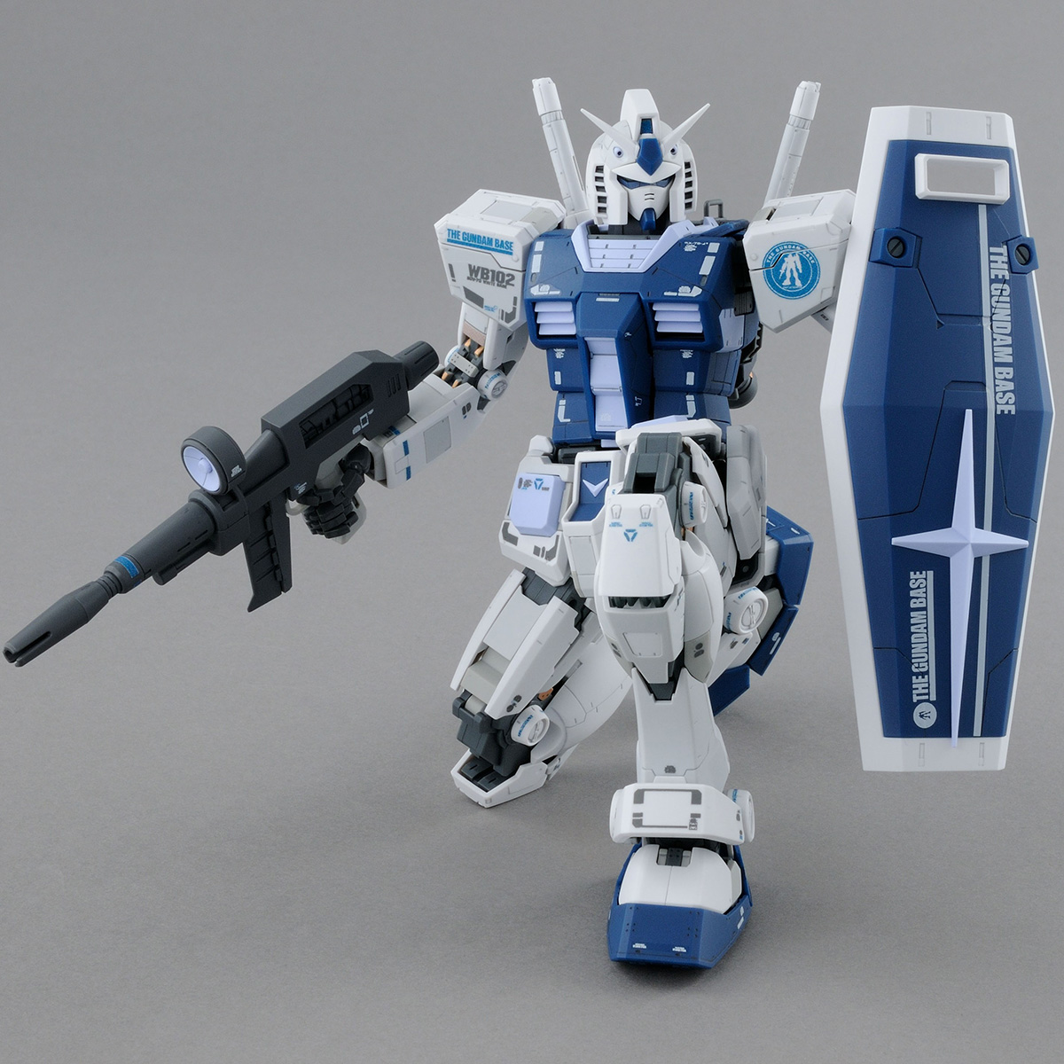 MG 1/100 THE GUNDAM BASE LIMITED RX-78-2 GUNDAM Ver.3.0 [THE GUNDAM BASE COLOR] thumbnail 3